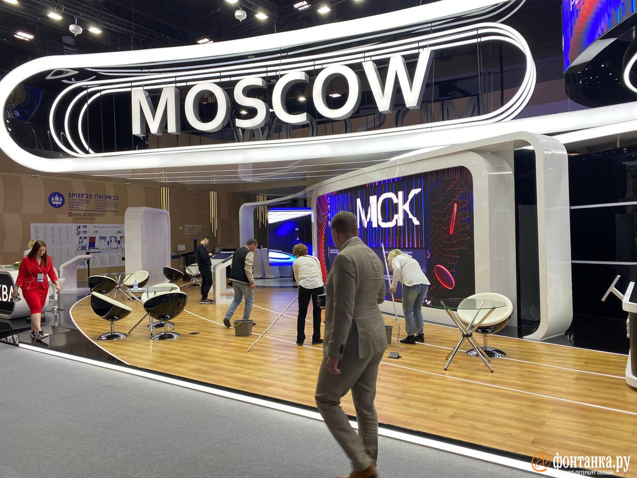 Достаточно пустой стенд Москвы Достаточно пустой стенд Москвы