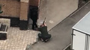 Новосибирец устроил стрельбу во дворе ЖК «На Ельцовской» — момент попал на видео