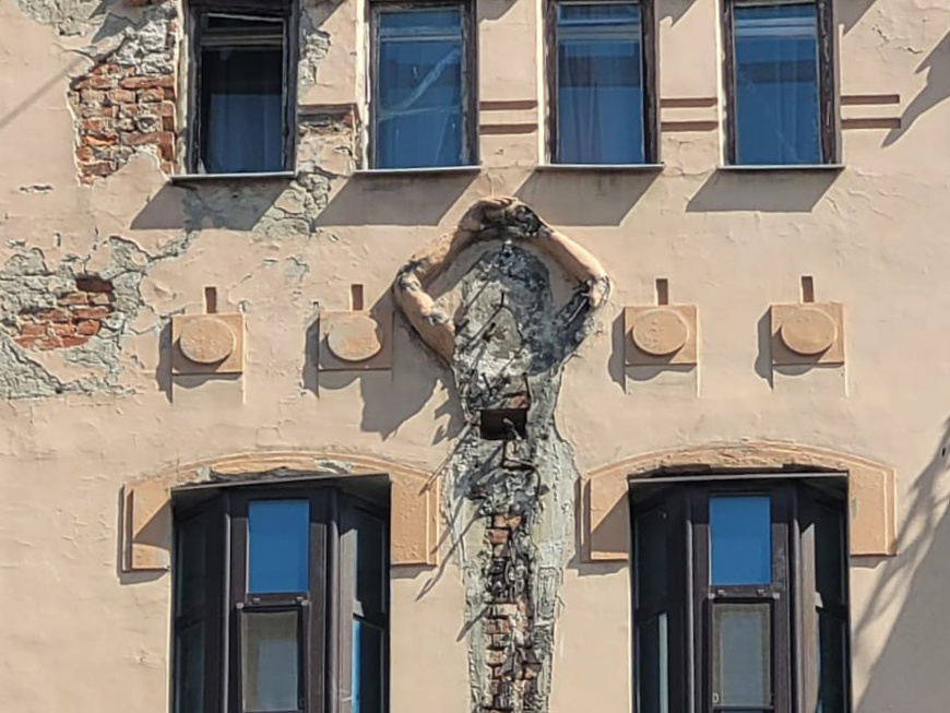 Рабочие снесли лепнину с исторического здания в Петербурге. Во второй раз