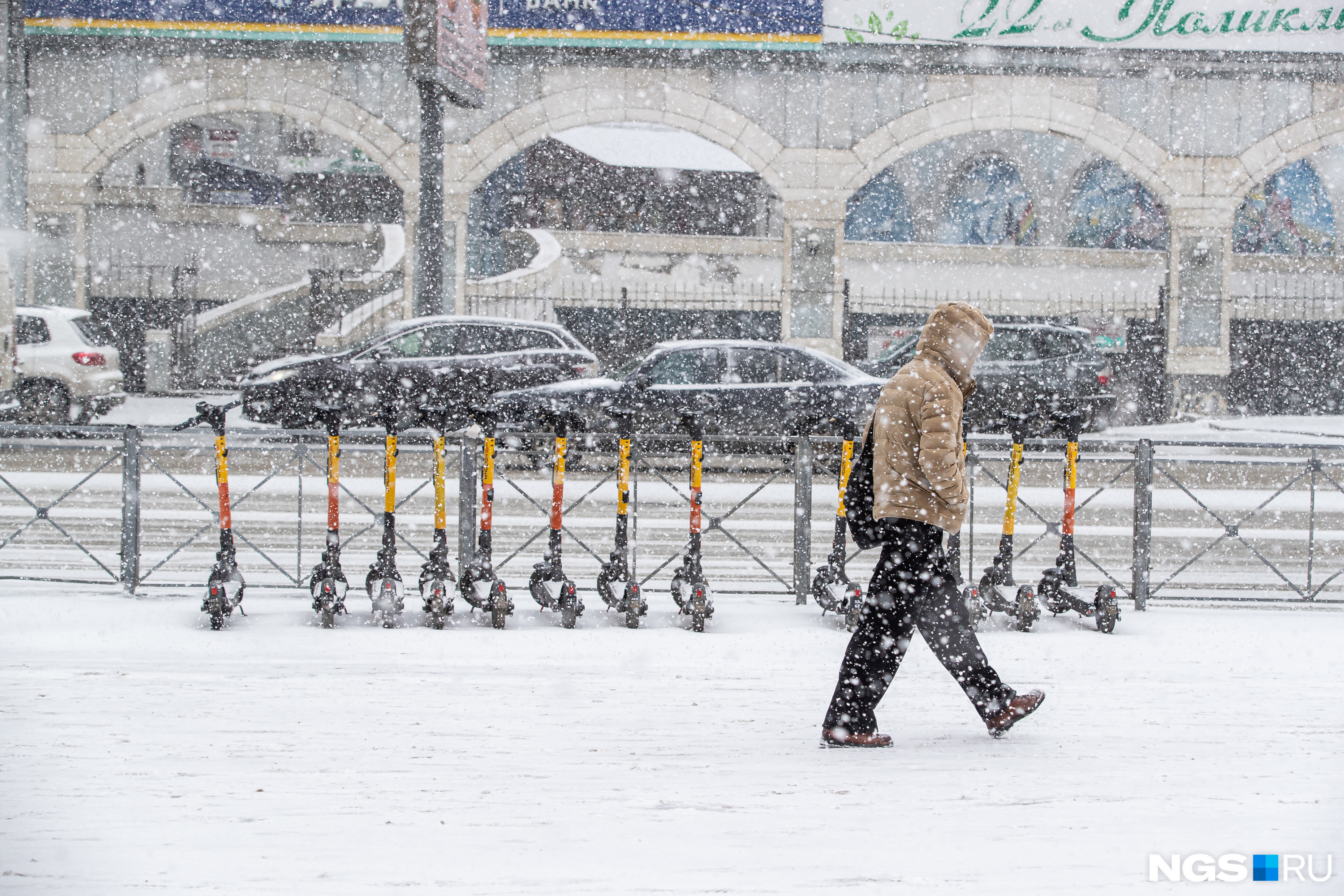 Красноярск 14 апреля. Снегопад. Снег фото. Снег в городе. Снегопад в апреле.
