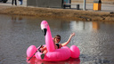 «Не более, чем шутка»: красноярка проплыла на розовом фламинго по гигантской луже у «Тихих зорь»