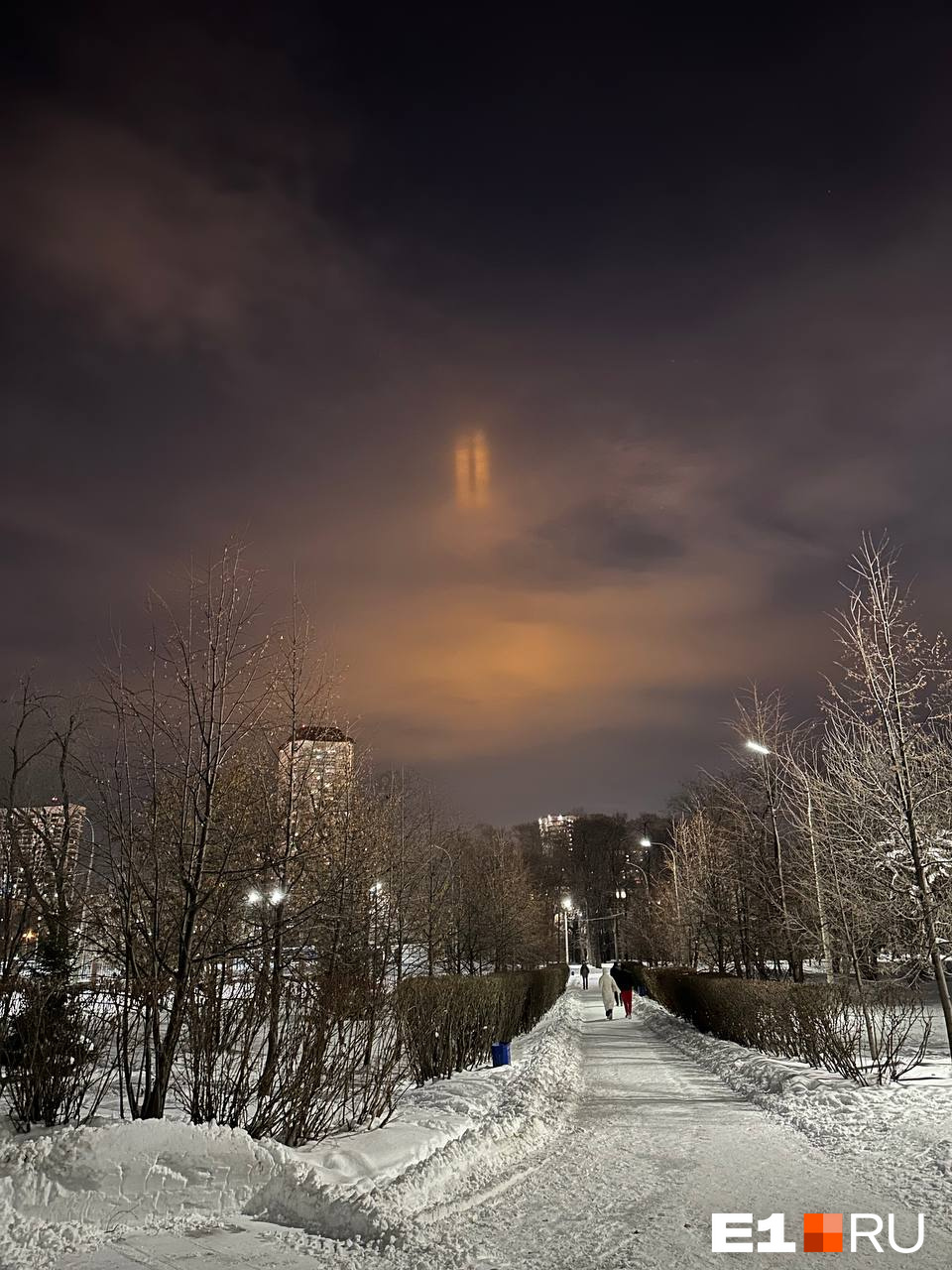 В небе над Екатеринбургом заметили странное свечение и столбы. Что это?