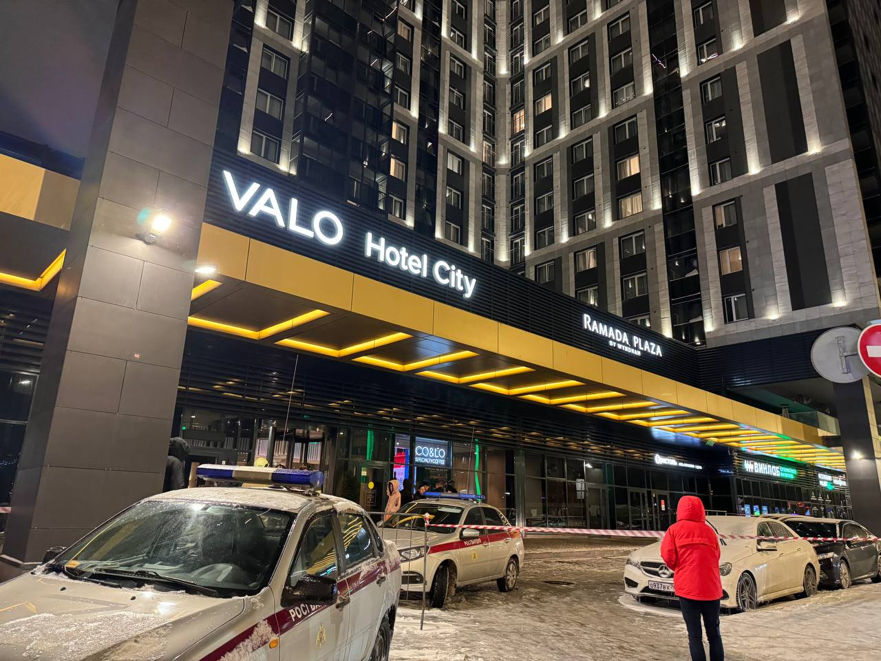 В эвакуированный апарт-отель Valo начали пускать жильцов. Люди ждали три часа
