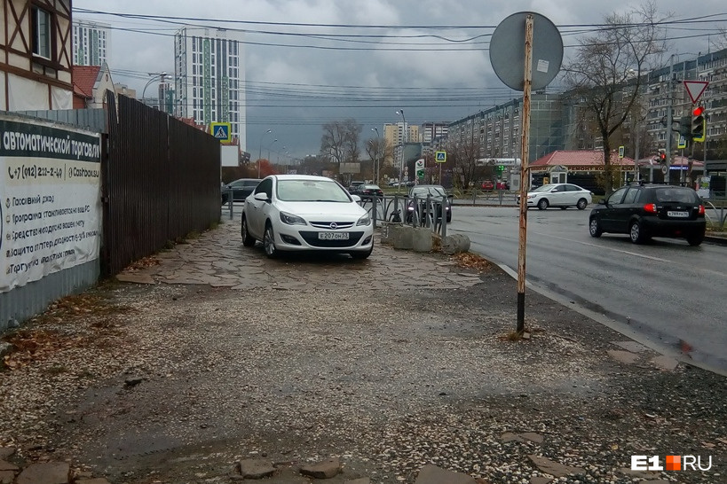 «Просто беда». Урбанист насчитал в Екатеринбурге 2 тысячи мест, где паркуются автохамы