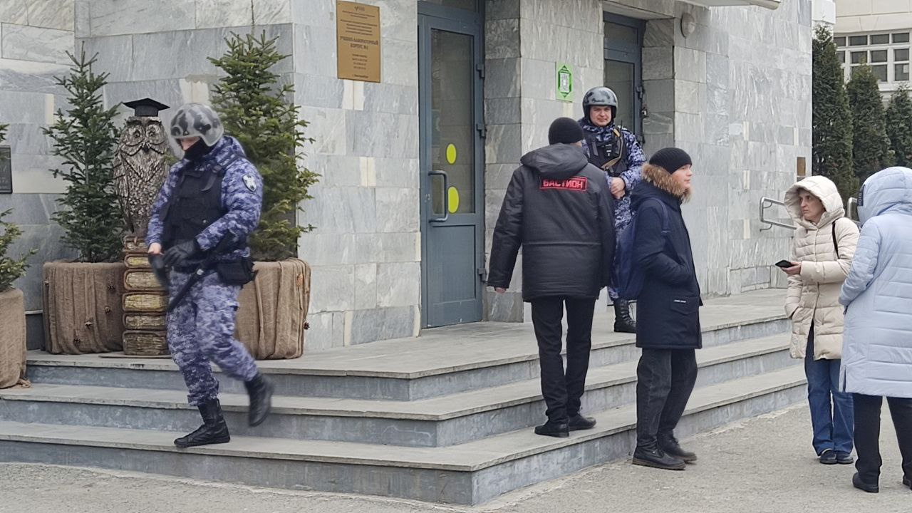 В Екатеринбурге массово эвакуируют студентов