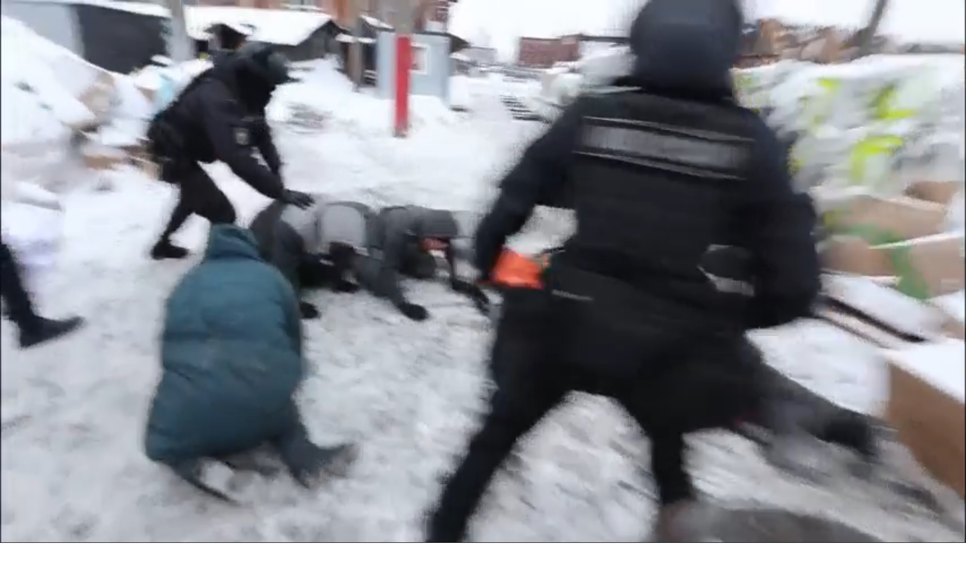«Мужики, а на каком основании?» В Петербурге и области полиция со спецназом провела обыски по делу о нелегальной миграции