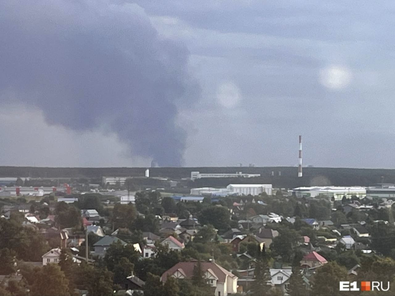 Едкий черный дым и рухнувшая крыша: на Урале полыхает цех оборонного завода с химикатами