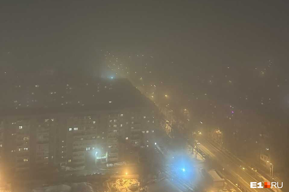 Екатеринбург окутал белый дым: фото исчезающих зданий