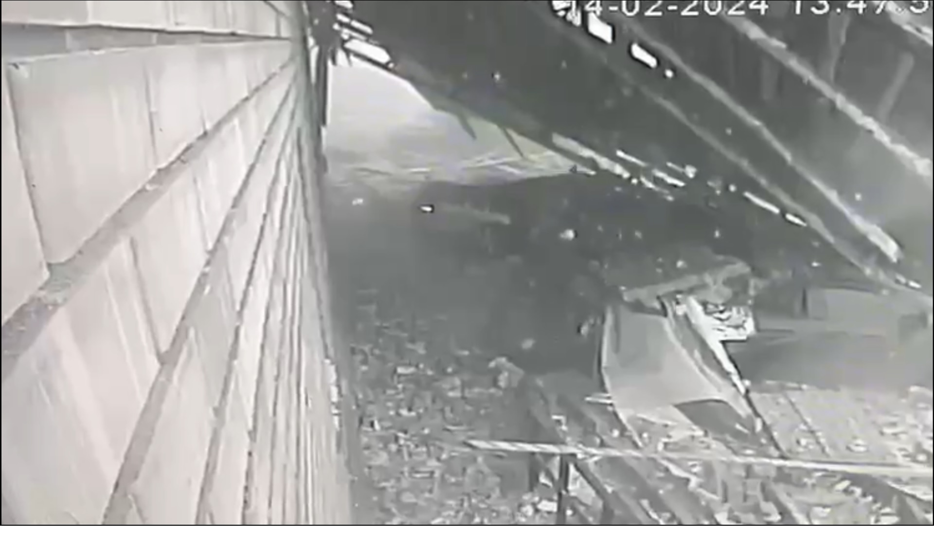 Жёсткое видео из Барнаула. Ветер сорвал крышу со здания и бросил на машины — женщина едва успела сесть в салон