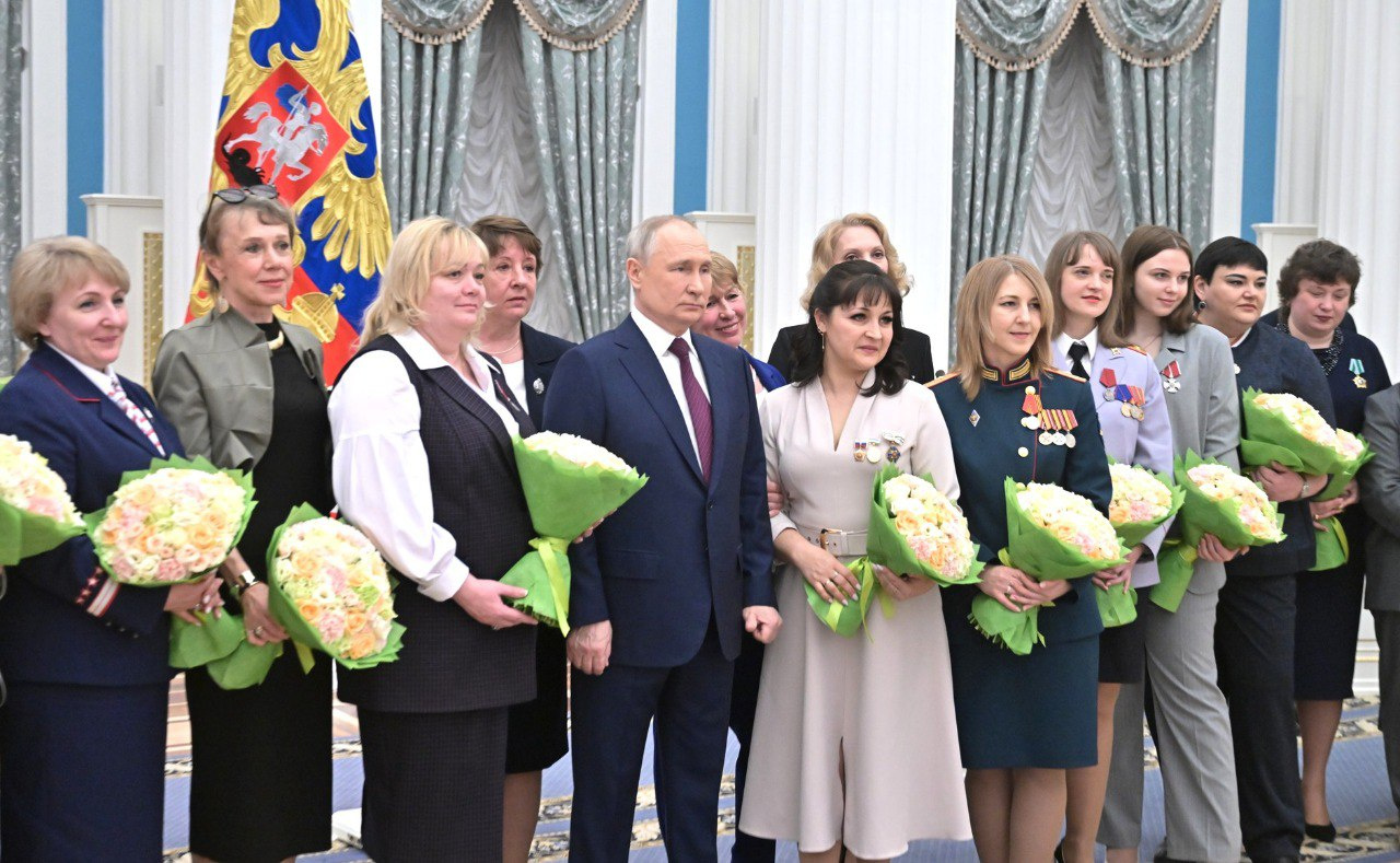 Владимир Путин лично вручил госнаграду жительнице Кузбасса: что известно о горожанке