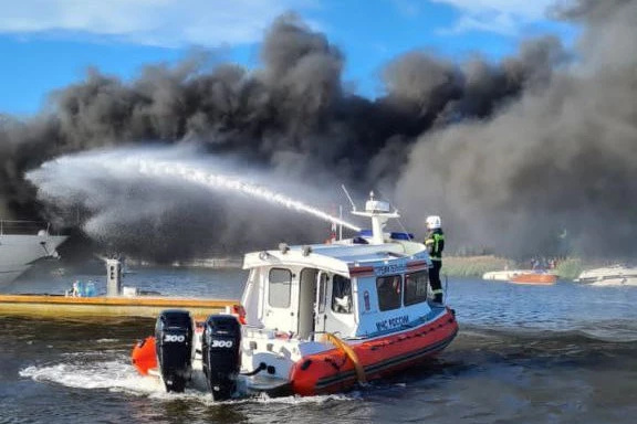 Роспотребнадзор проверил воздух после мощного пожара на яхте на Крестовском