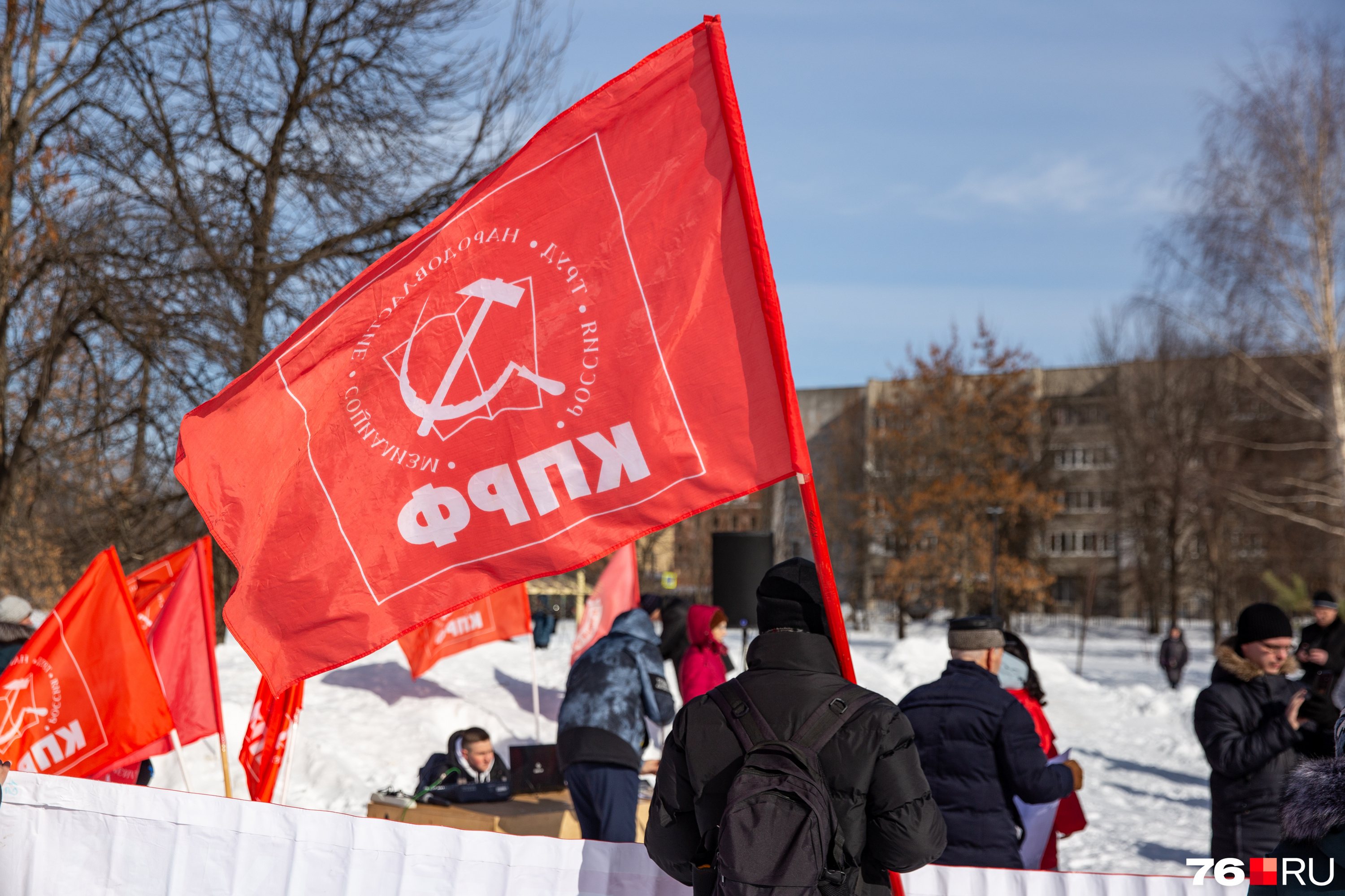 Над площадкой реяли красные знамена Над площадкой реяли красные знамена