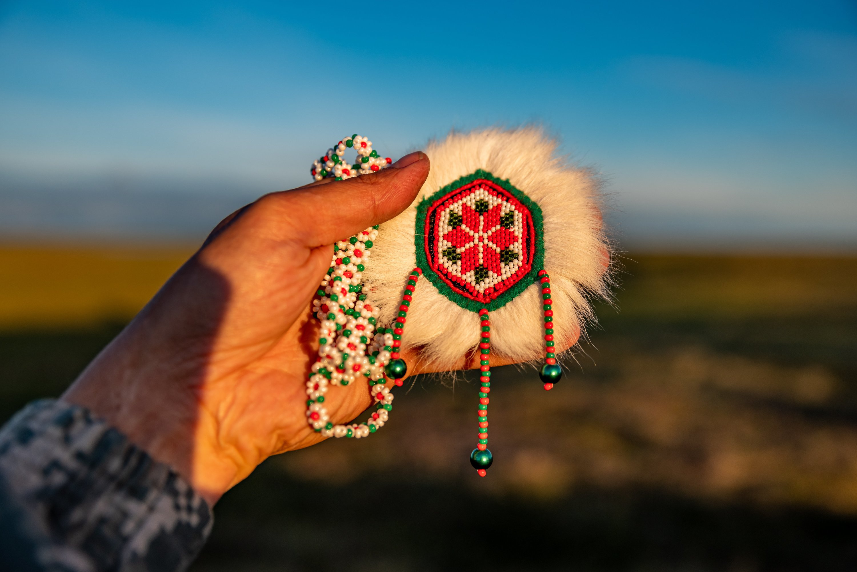 Женщины на Ямале плетут из бисера украшения и амулеты