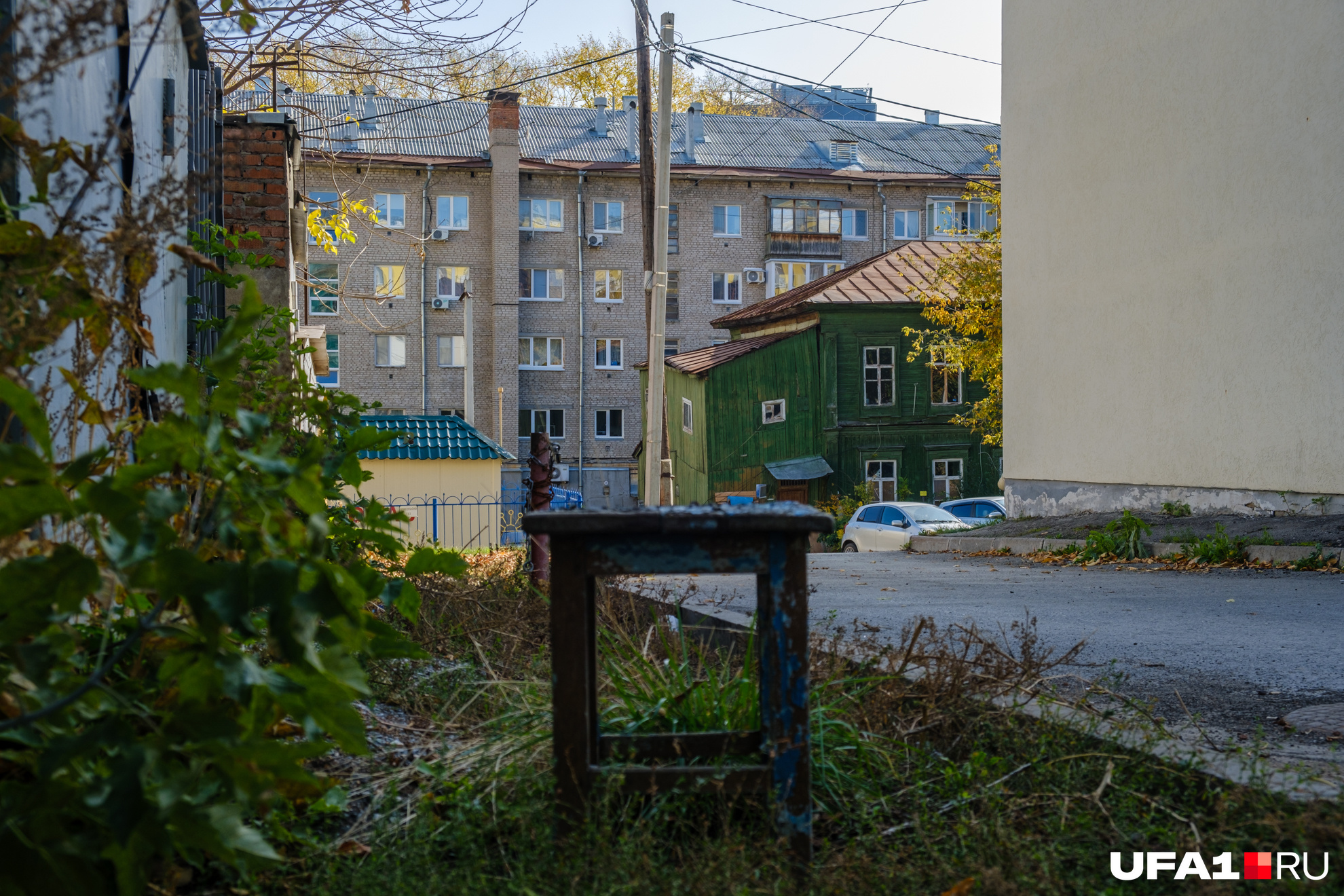 А так ведь и не скажешь, что за спиной улица Ленина