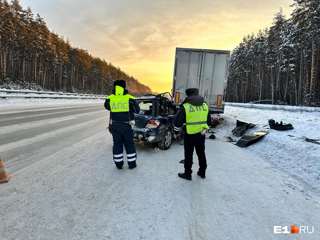«Машину разрезали спасатели». На Серовском тракте водитель Subaru залетел под грузовик и погубил пассажира