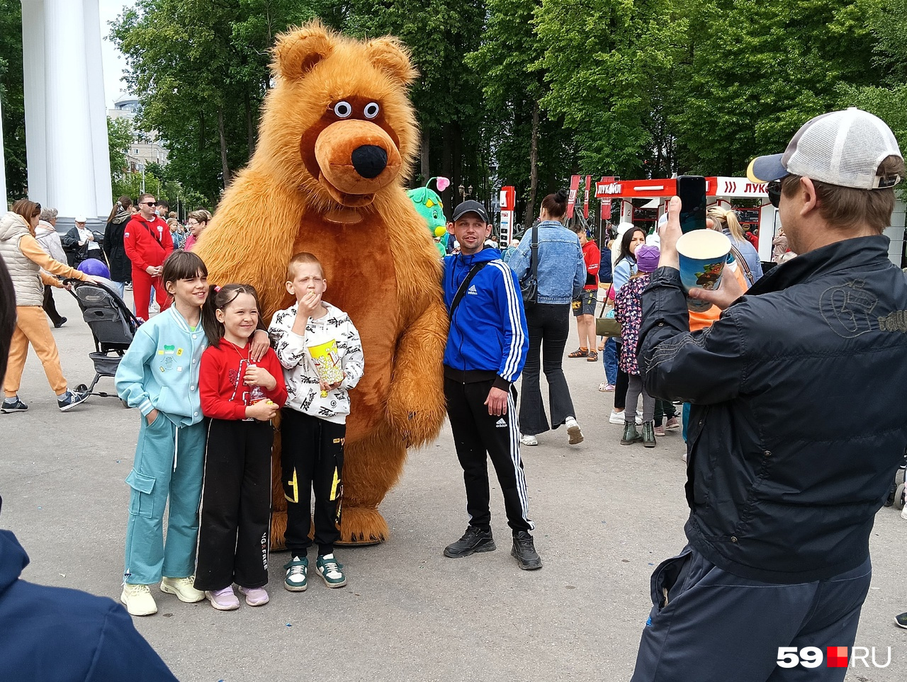 У ротонды в парке Горького бродит огромный медведь