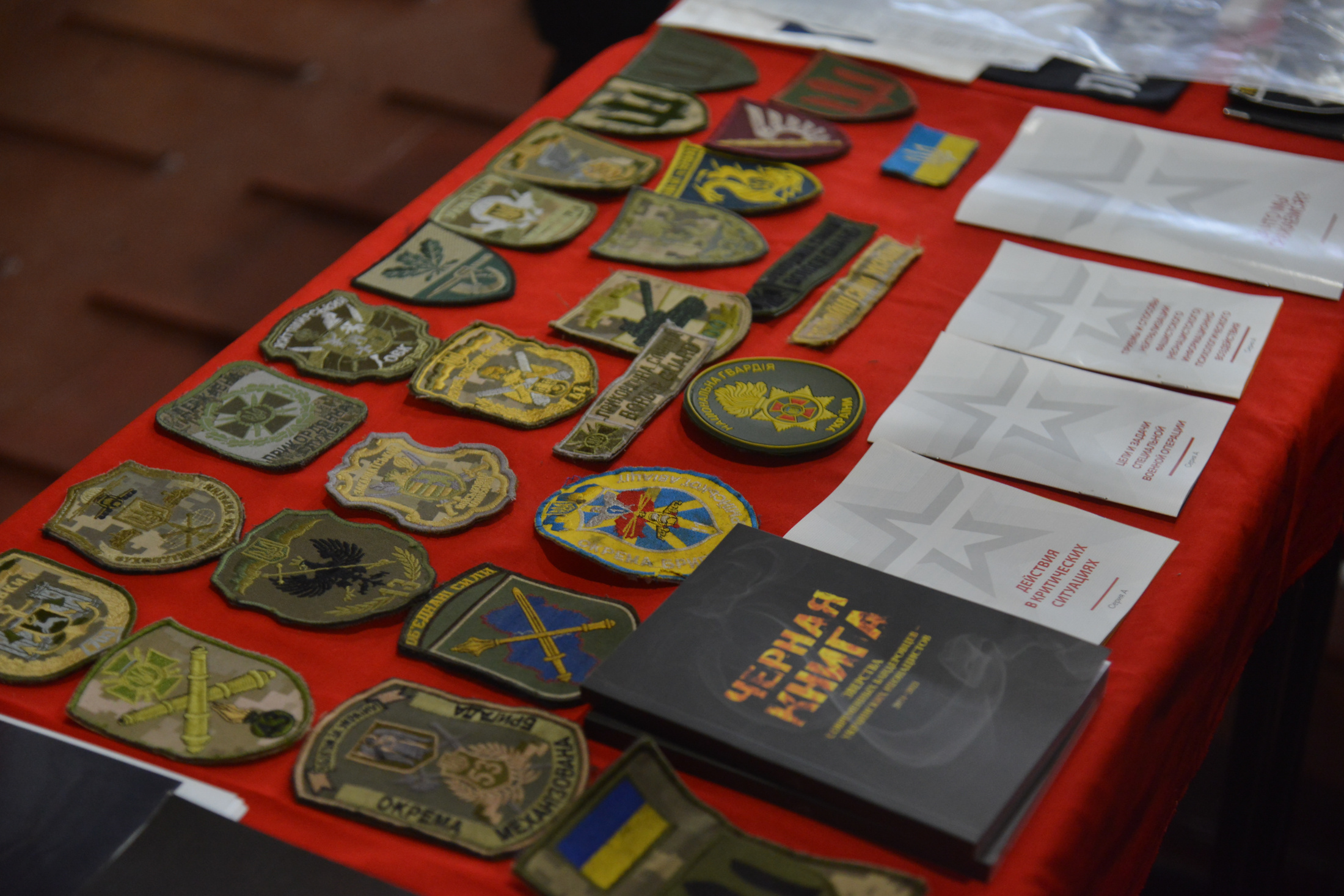 На выставке выложены образцы украинской символики вооруженных формирований: шевроны полиции, официальных войск Украины