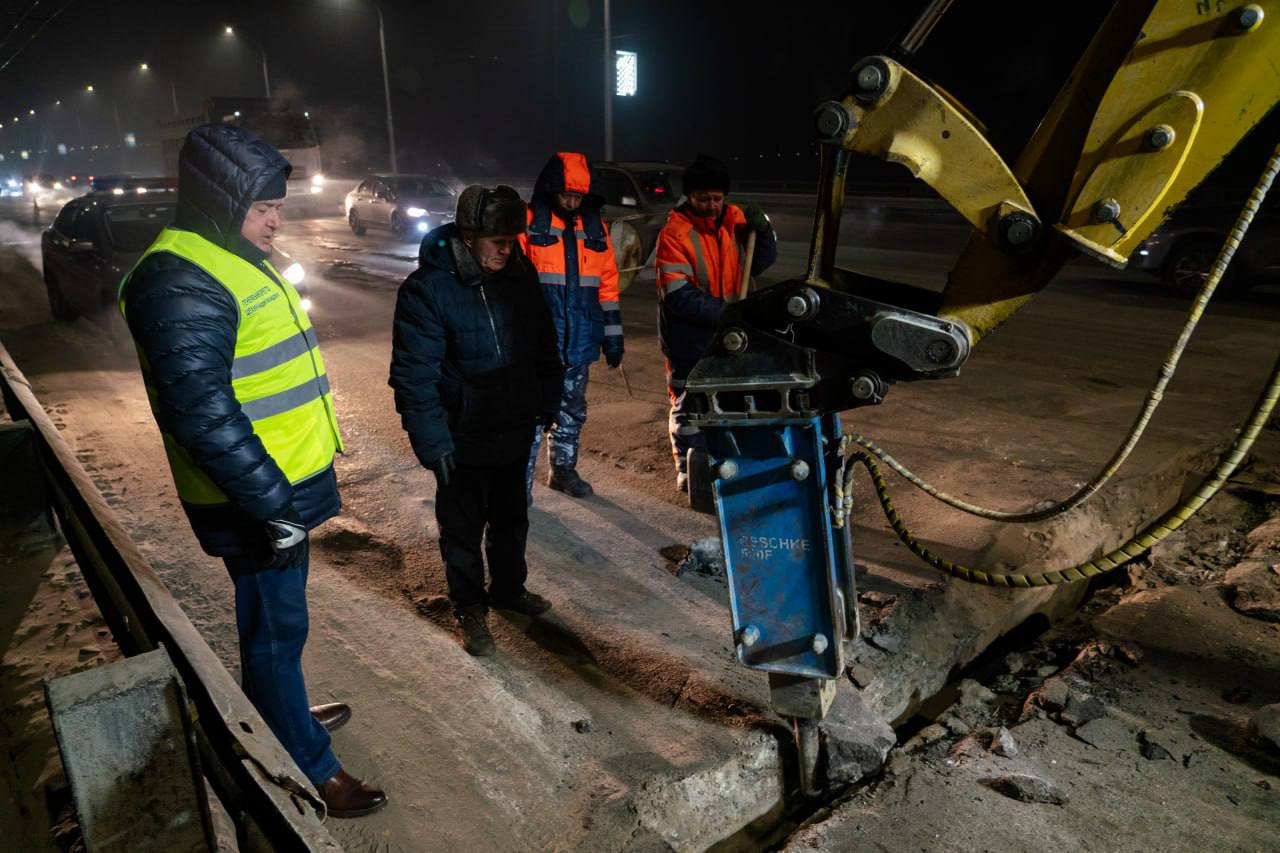 дорожное покрытие моста. дорожное покрытие моста. дорожное покрытие моста. дорожные моты. алюминиевый мост через реку линда.
