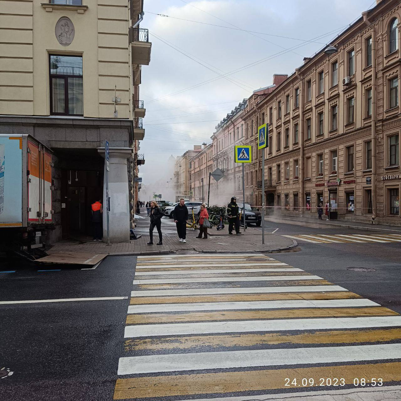 В Столярном переулке в Петербурге прорвало трубу с кипятком - 24 сентября  2023 - ФОНТАНКА.ру