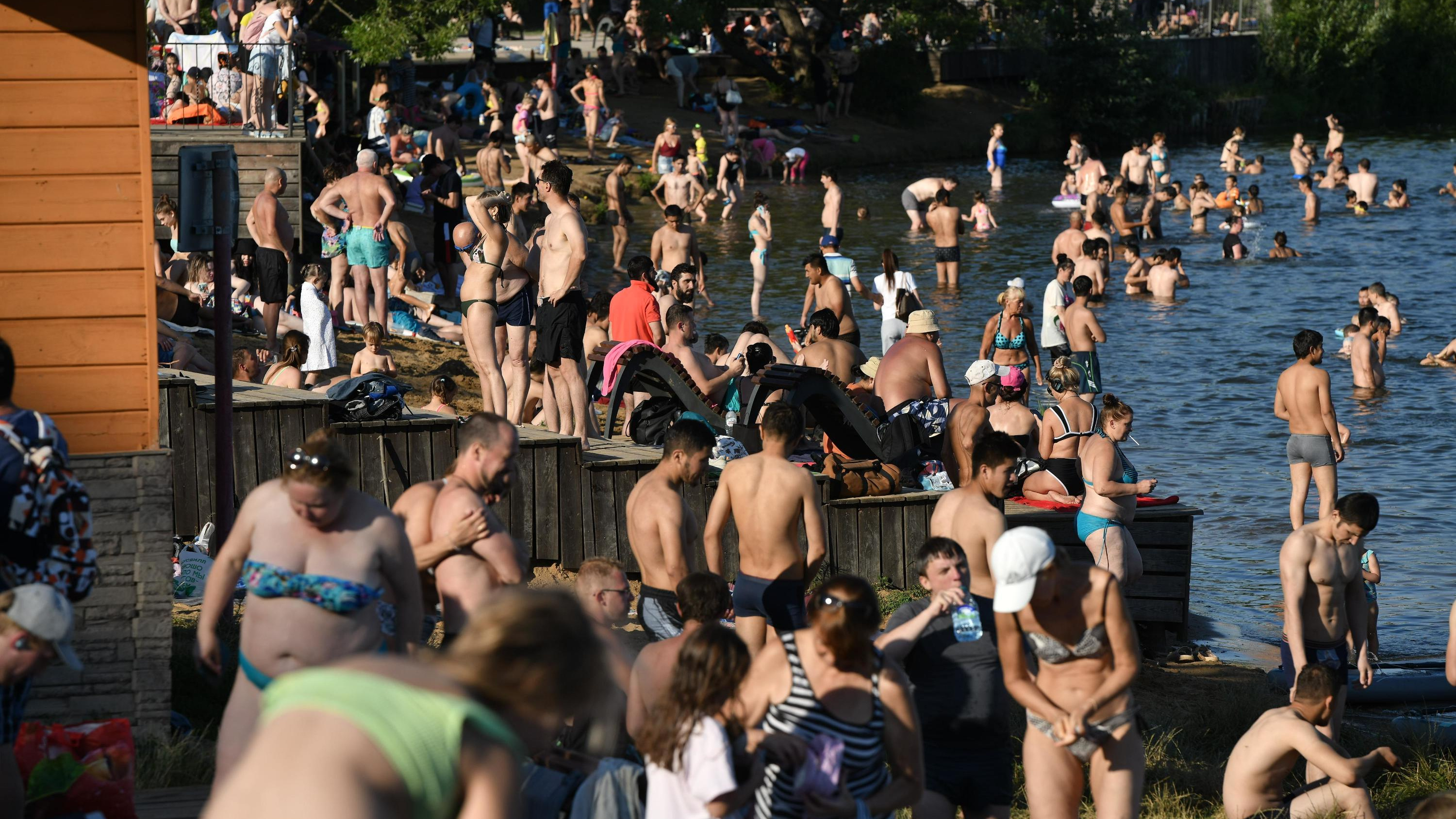 Достаем купальники! В Москву пришли самые жаркие дни этого лета: карта пляжей столицы