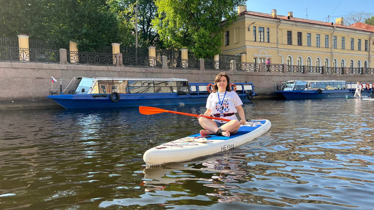 Доплыть до Невского: в Петербурге прошел массовый заплыв на сап-бордах