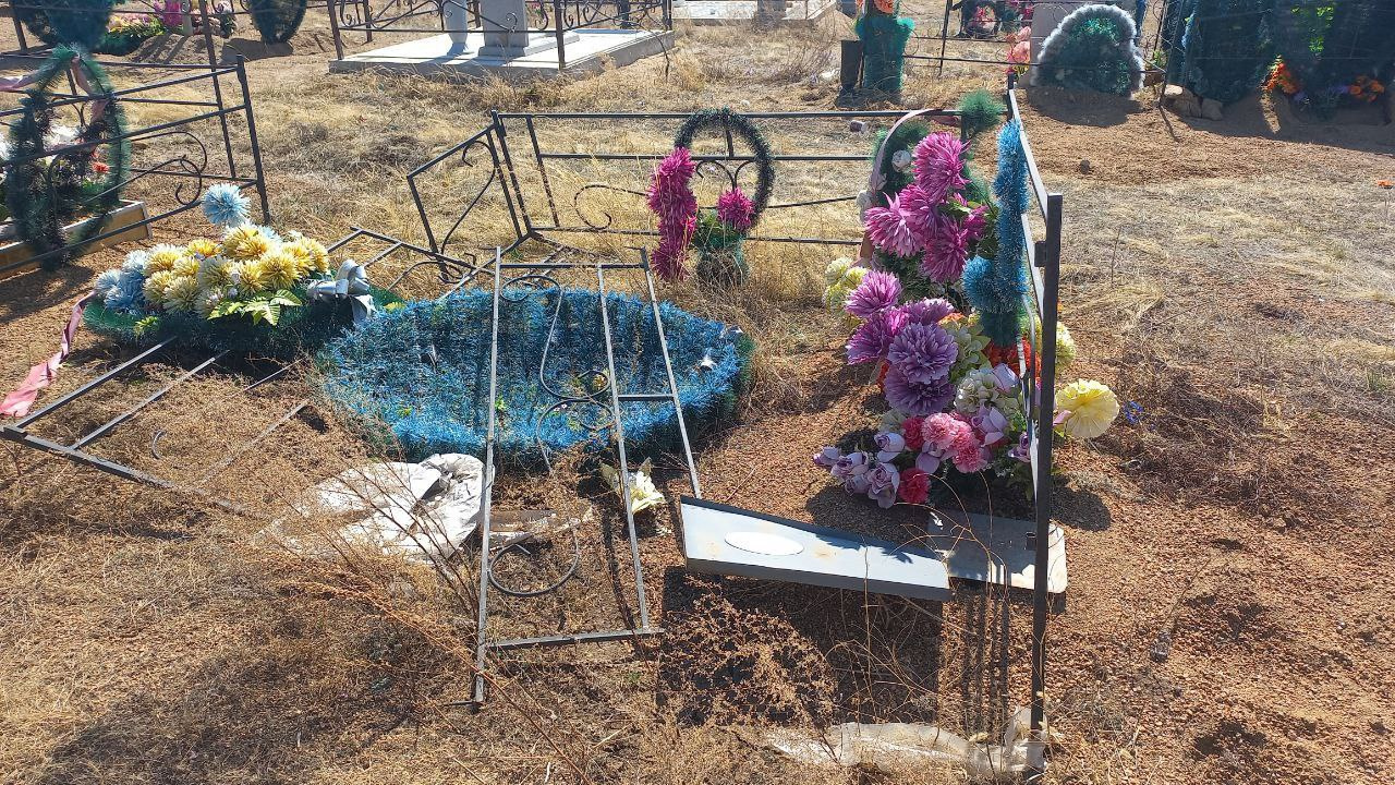 Неизвестные разрушили могилы на кладбище в Краснокаменске