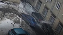 Падение снега с крыши, из-за которого челябинская поликлиника осталась без света, попало на видео