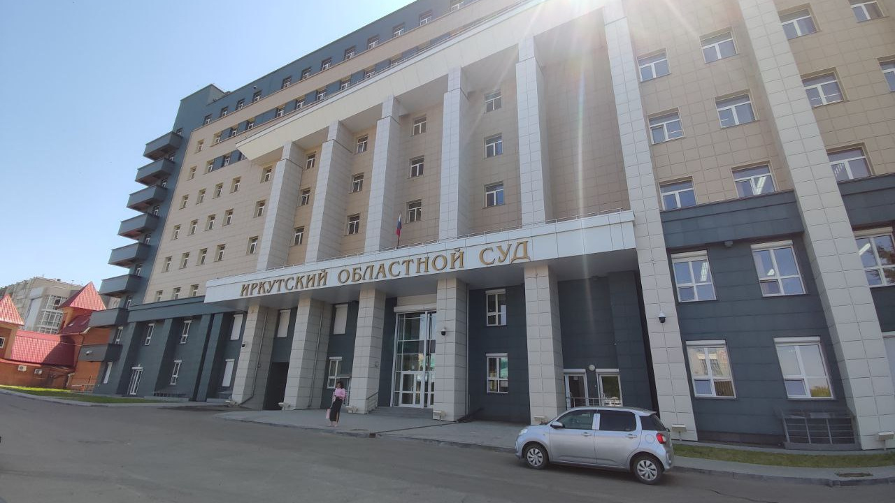 Два дня избивал ногами и термосом. В Иркутске осудили адвоката за убийство 88-летней матери