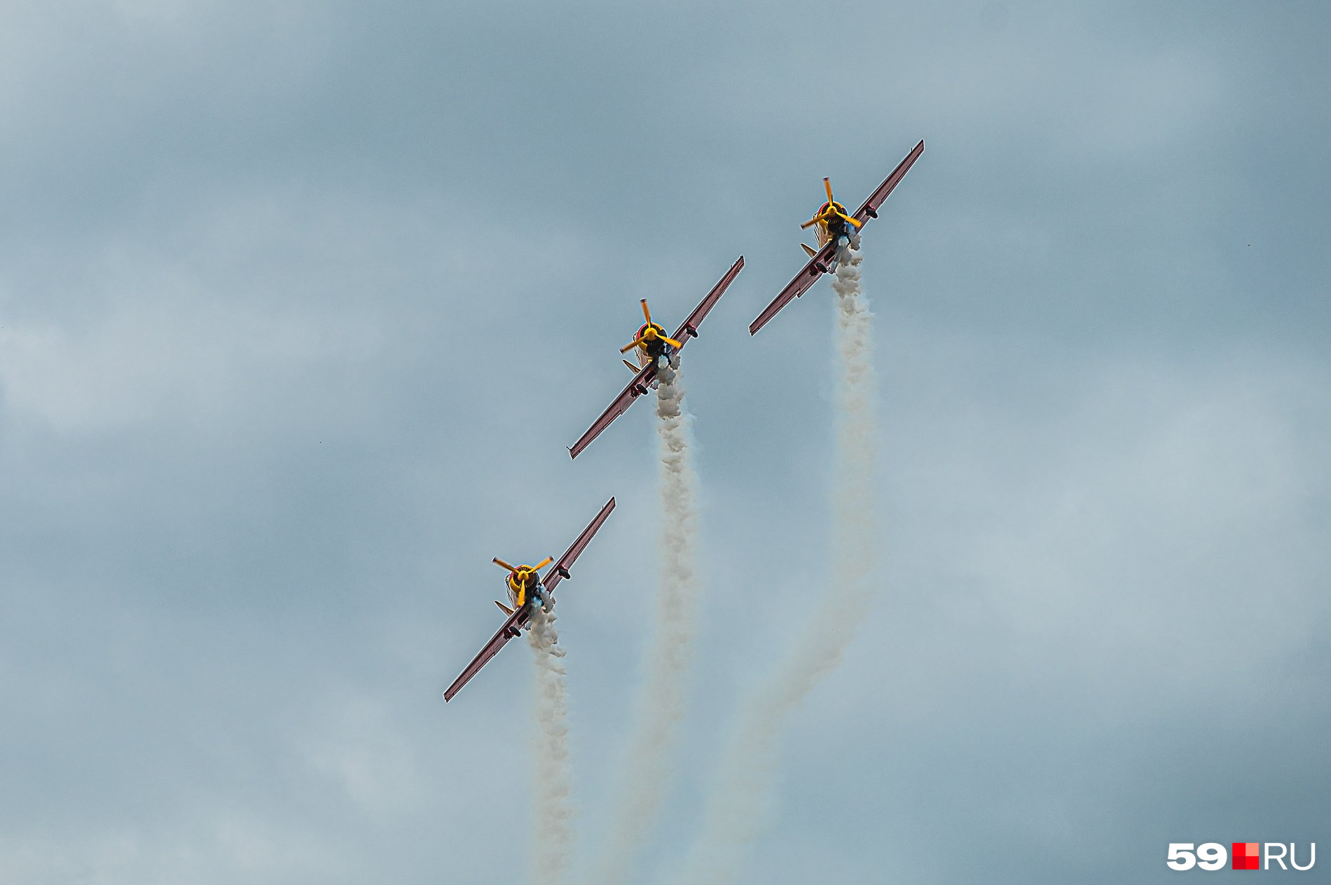 Группа «Первый полет» показывает шоу в небе