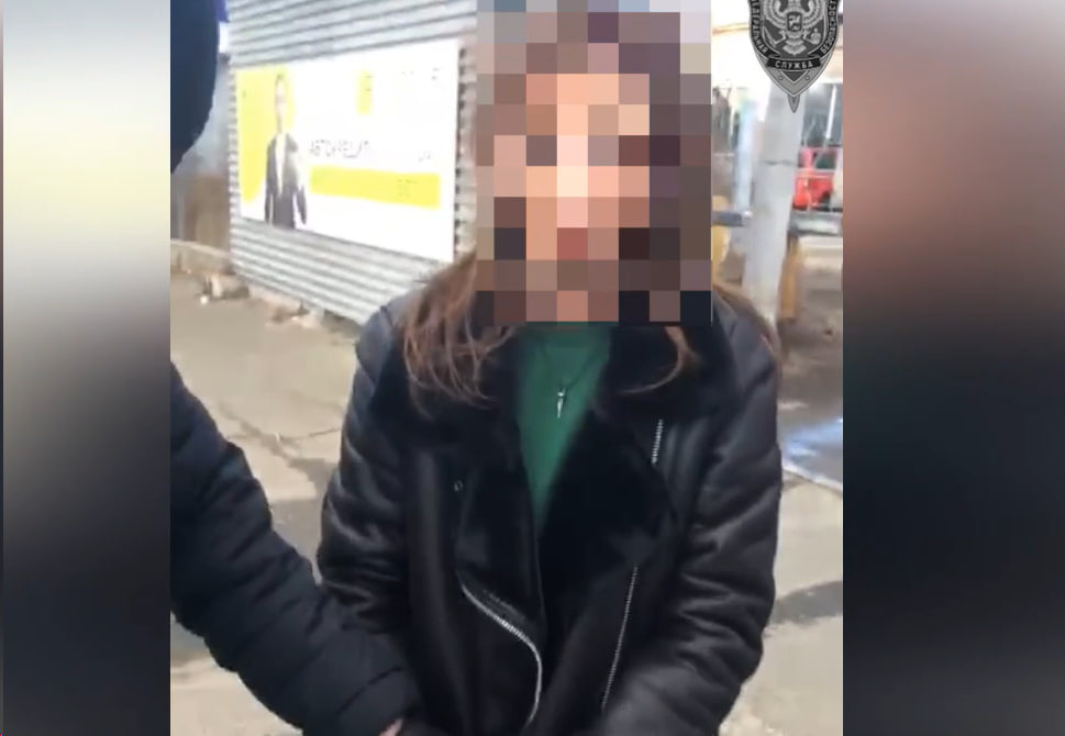 ФСБ арестовала девушку, которая поставляла в Забайкалье наркотики из Подмосковья