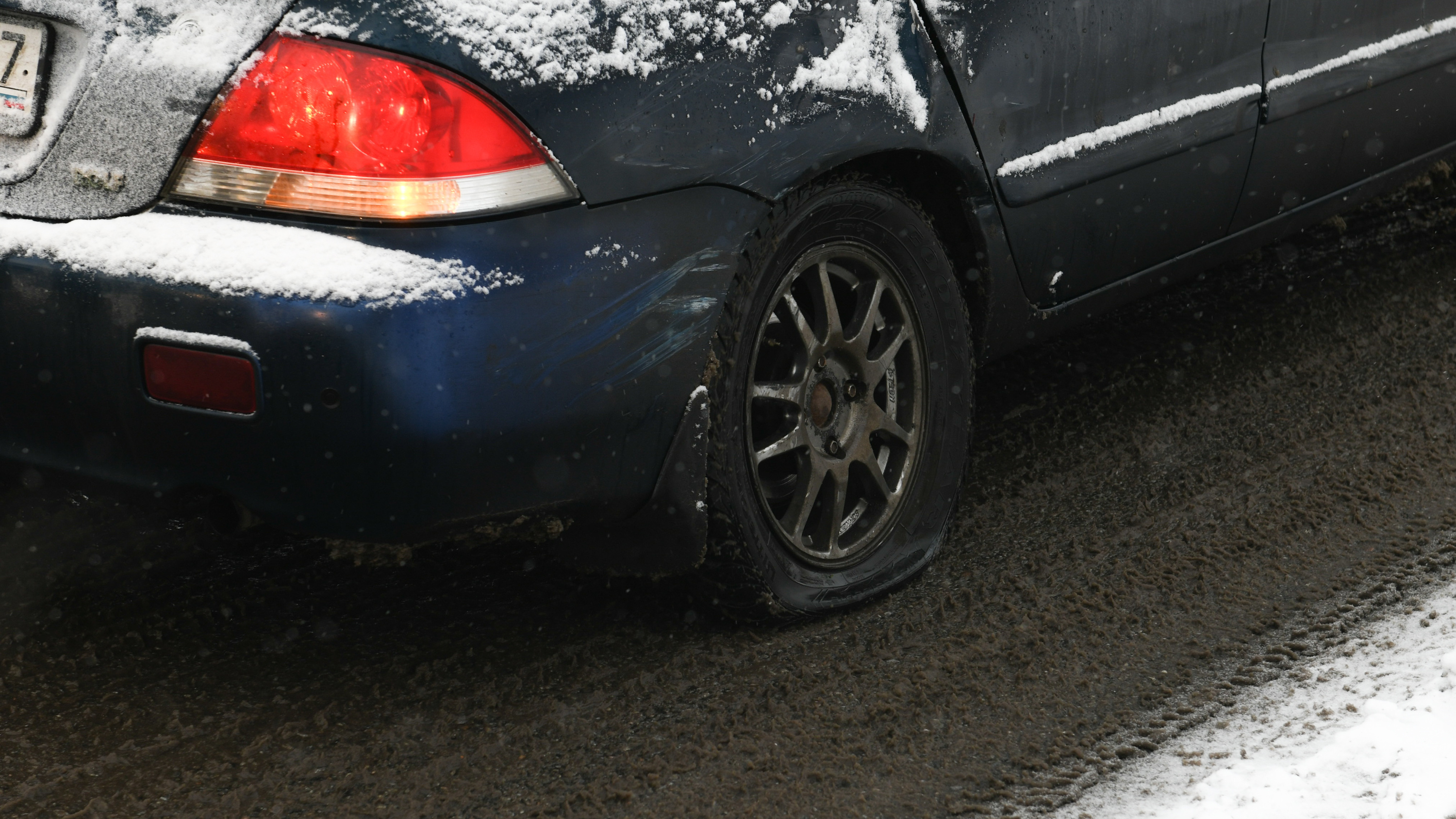 Как с 1 декабря будут штрафовать водителей за летние шины зимой: отвечает глава ГИБДД