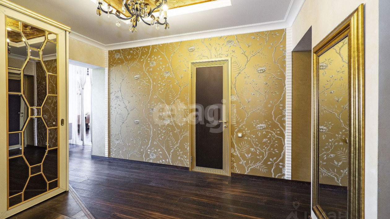 «Произведение искусства». В Новосибирске продают квартиру с золотыми стенами и красным потолком — фото из жилья за 28 млн