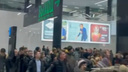 «Не могут выйти»: десятки пассажиров собрались в аэропорту Толмачево — видео толпы