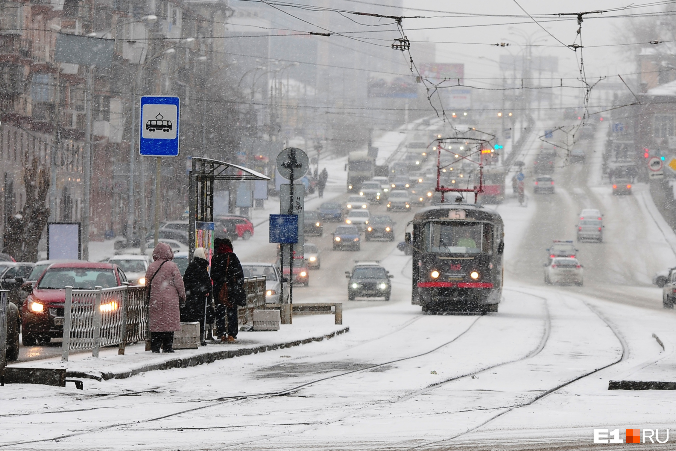 Можно ли угореть в машине на улице. Девушка на заднем сидении авто. Задохнулся угарным газом в машине 2012. Занимаются в машине. Отравились в гараже угарным газом.