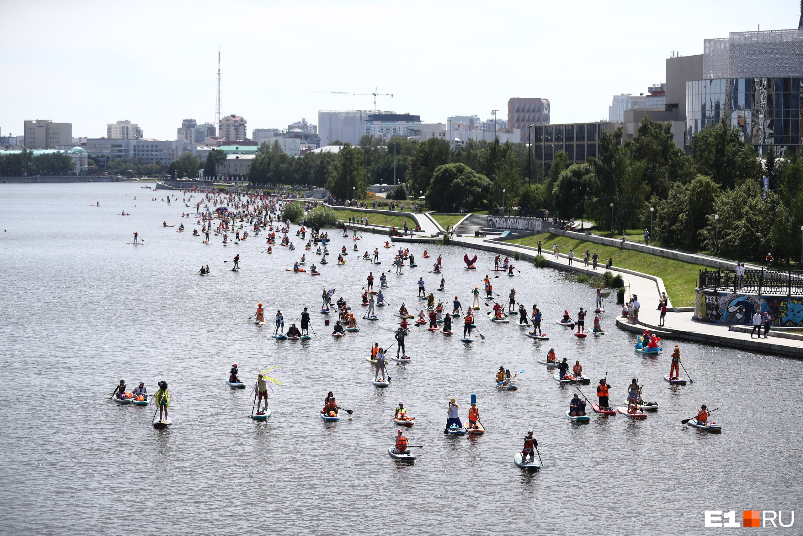 Сотни человек в карнавальных костюмах поплыли по городскому пруду. Онлайн с первого E1 SUP FEST