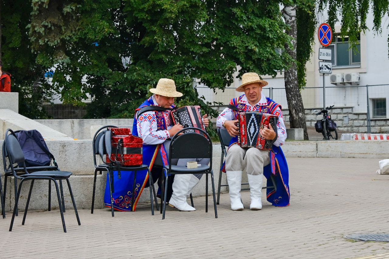 Более яркие костюмы