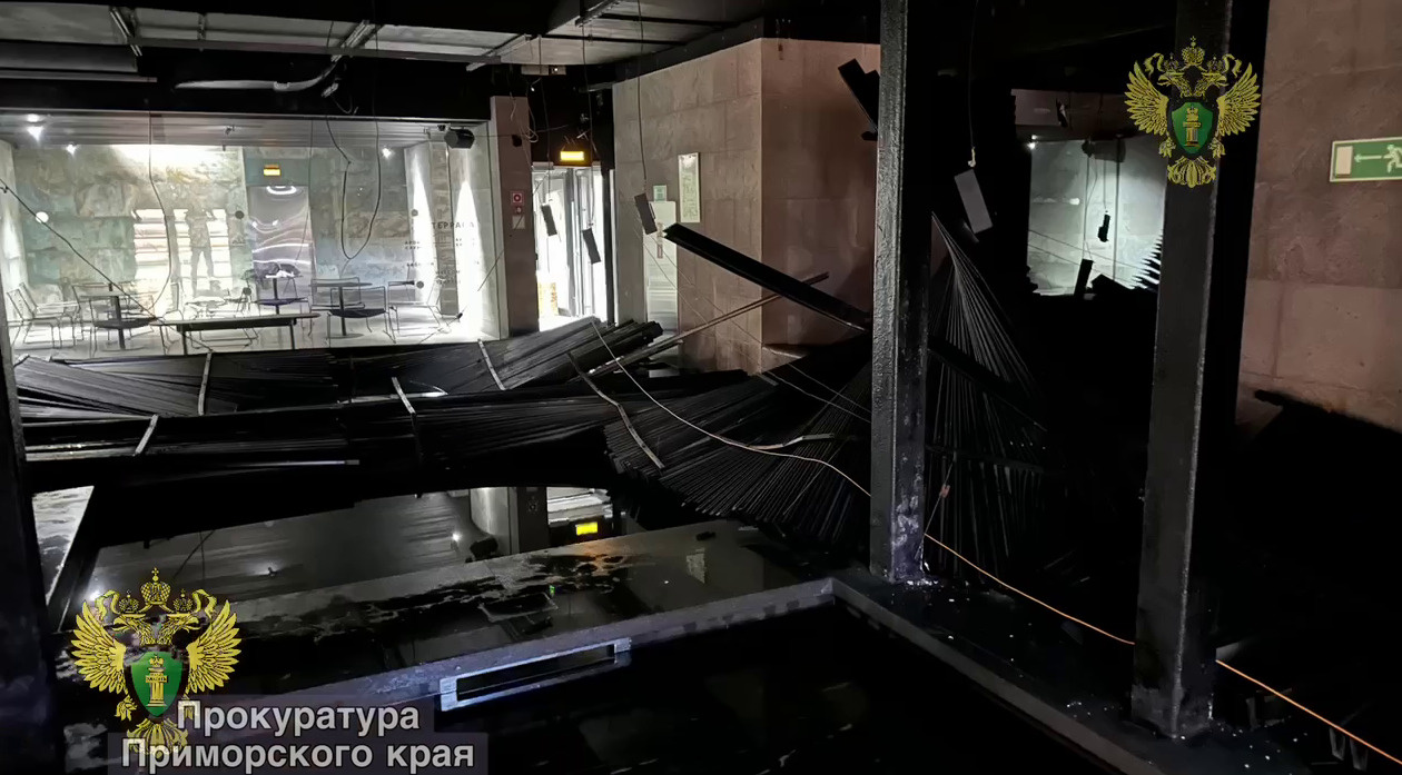 В водном комплексе Владивостока на людей обрушилась крыша, они в реанимации: новости за 1 августа