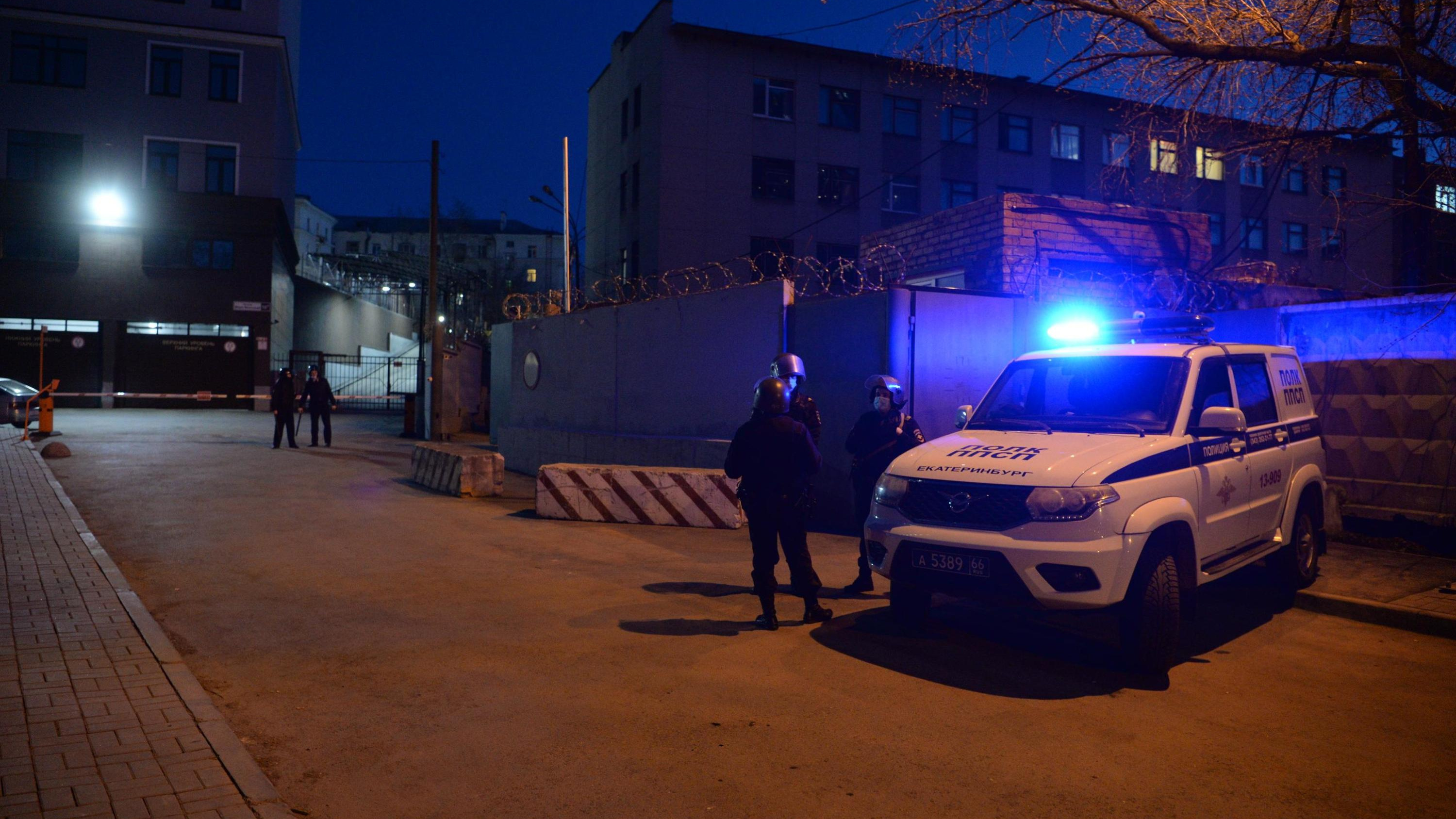 В центре Екатеринбурга неизвестные пырнули парня ножом в день его рождения