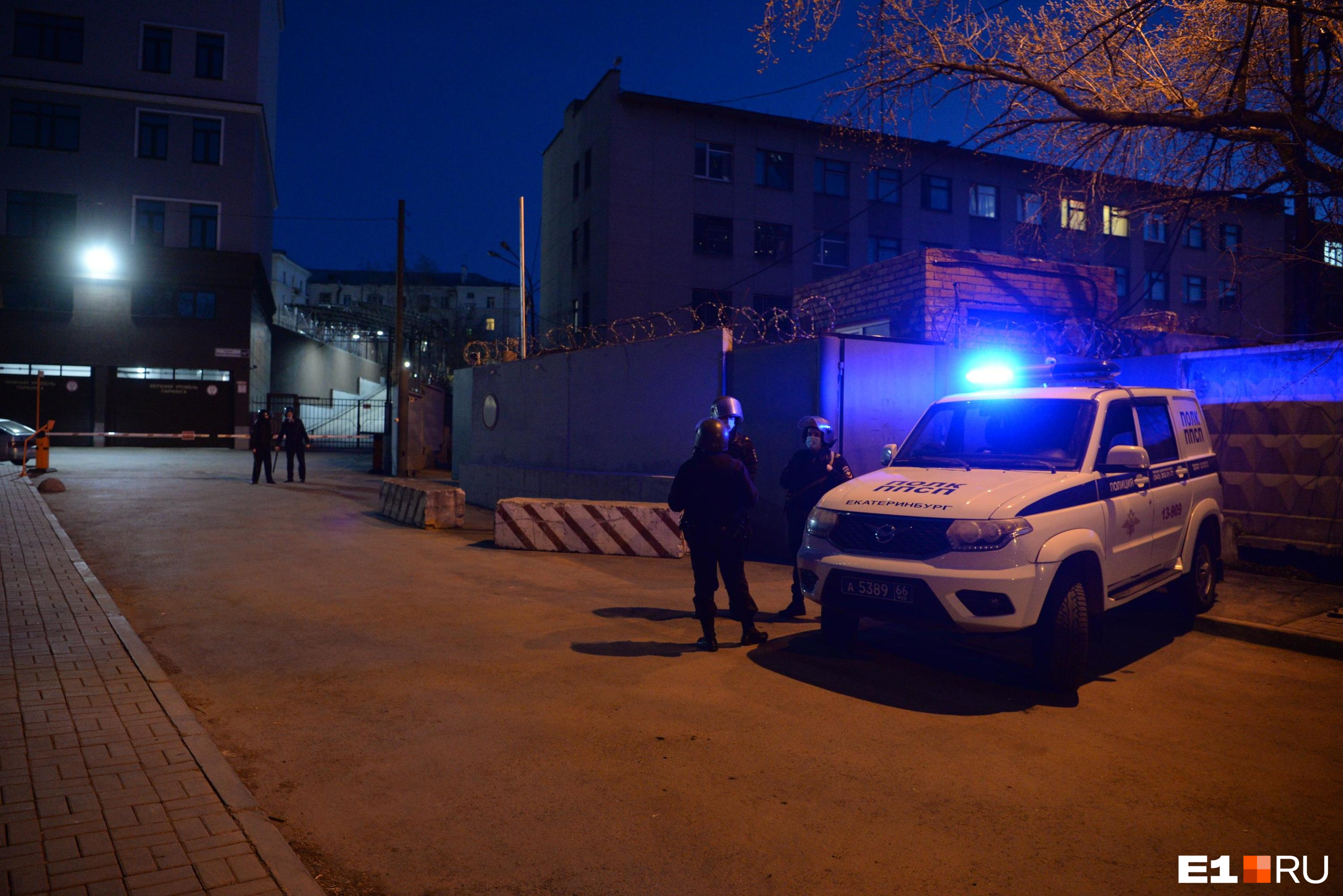 В центре Екатеринбурга неизвестные пырнули парня ножом в день его рождения