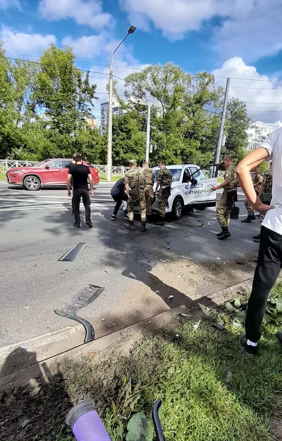 Каршеринг снес столб и перевернулся на Петергофском шоссе в Петербурге,  фото ДТП - 29 августа 2023 - ФОНТАНКА.ру