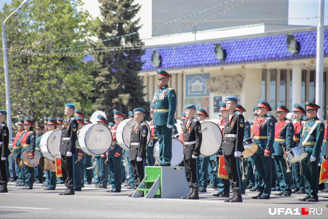 Военные музыканты готовятся выступать