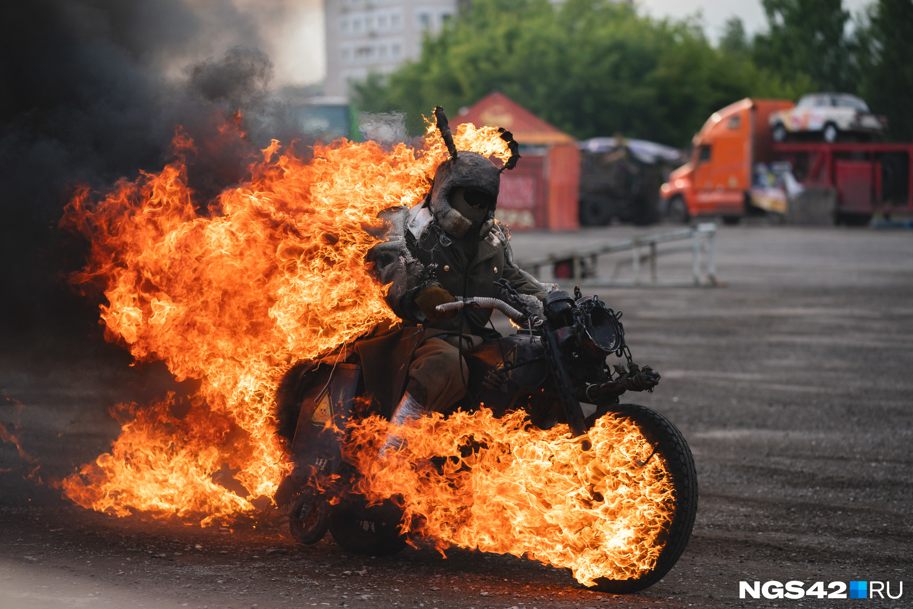 С огнем, стрельбой и крутыми тачками: фоторепортаж с шоу каскадеров в Кемерове