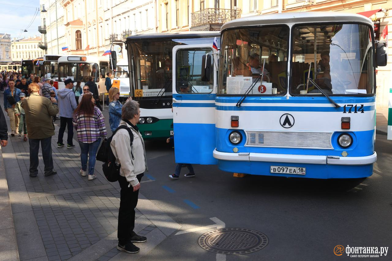 Машина времени» в центре Петербурга. Смотрите, как люди радуются друзьям из  прошлого | 20.05.2023 | Санкт-Петербург - БезФормата