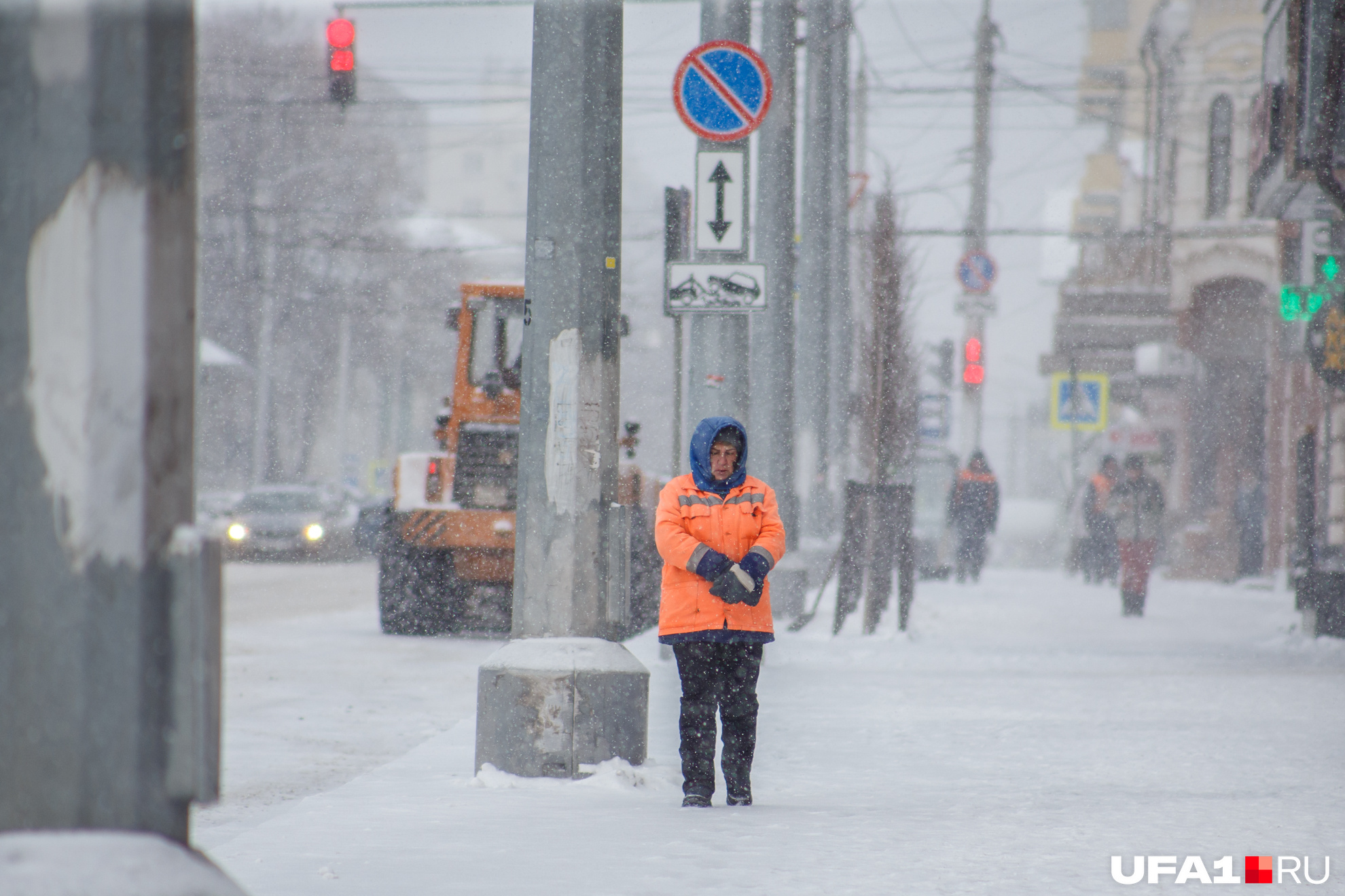 Ещё немного, и тротуар станет абсолютно белым