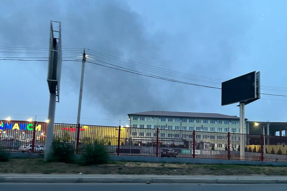 Крыша котельной мусоросортировочного завода загорелась в Чите