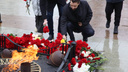 «Кладут цветы, крестятся»: ярославцы понесли цветы к мемориалу в память о жертвах теракта в «Крокусе»