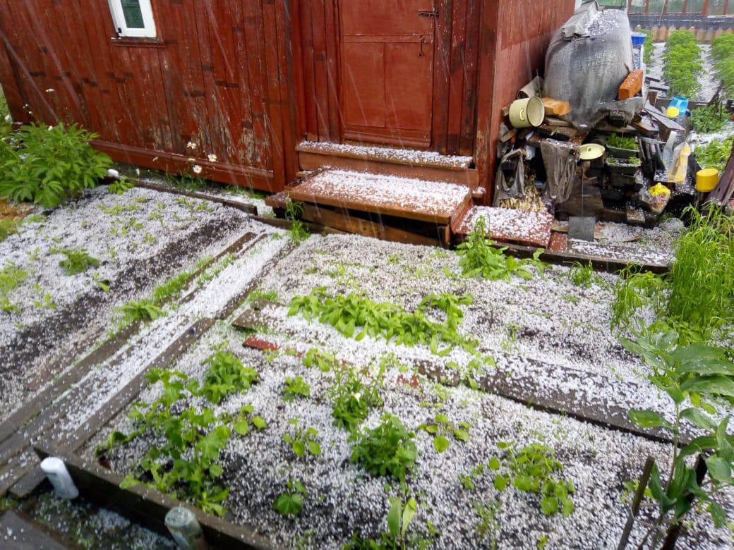 «Побьет весь урожай!». На Свердловскую область обрушились грозы, град и снег