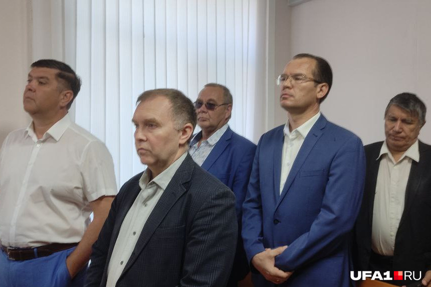 Подсудимые в зале суда — Беляев и Кучарбаев внимательно слушают приговор