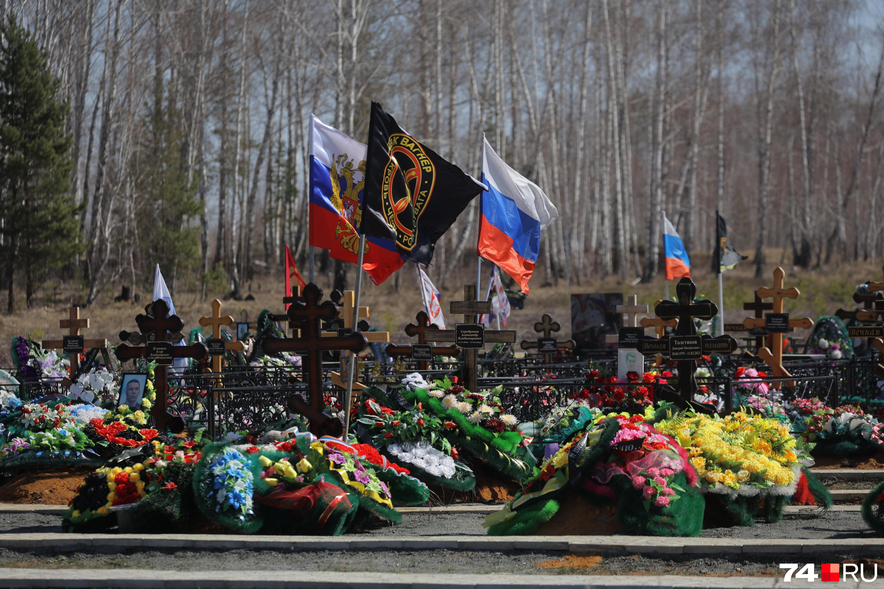 Семьям погибшим на украине выплатят. Могилы погибших на Украине.