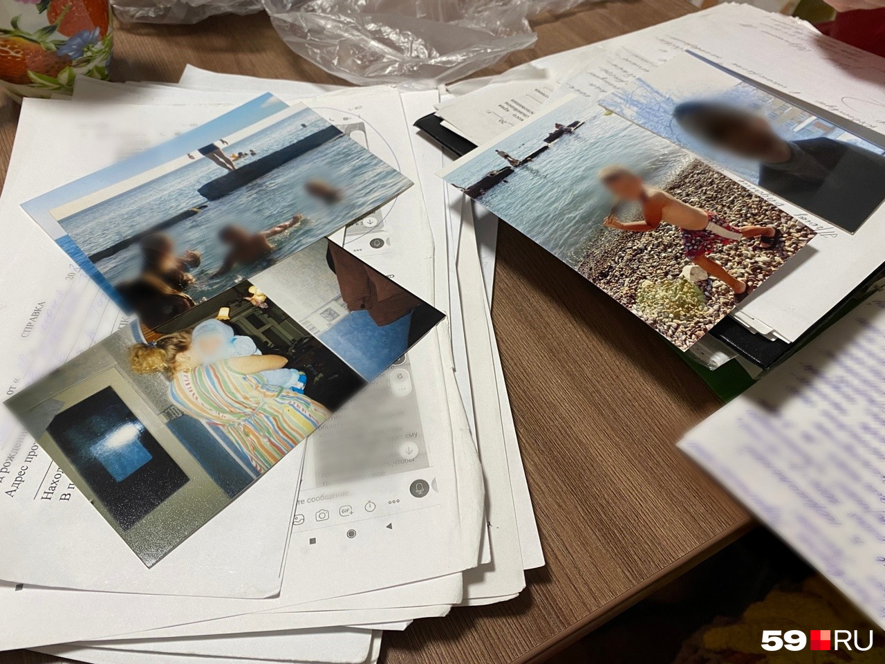 Детские фото Сергея (в том числе с отдыха на море) и горы документов, которые накопились у Ирины за период борьбы за сына